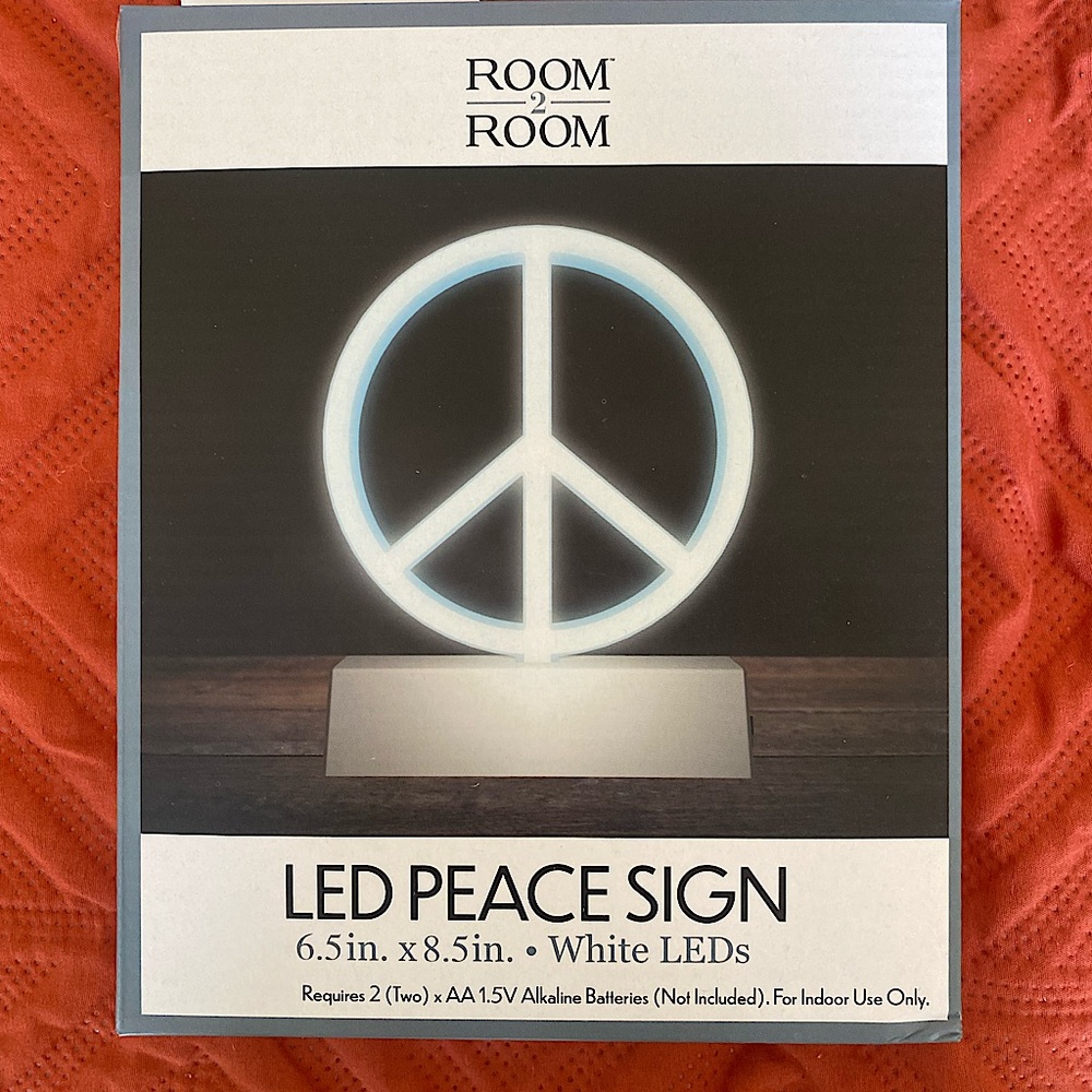 NWT ROOM 2 ROOM LED PEACE SING